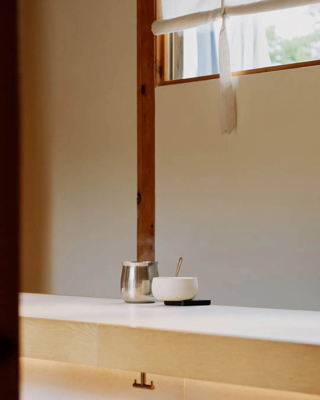 韓屋の窓辺と茶器