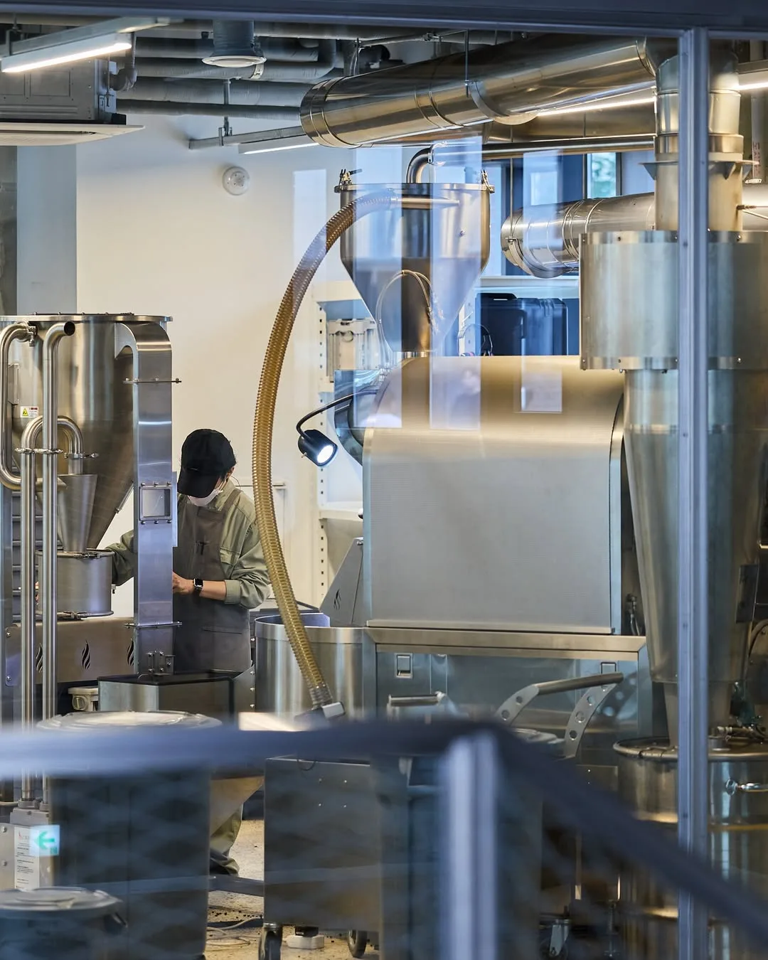 ブルーボトルコーヒー 聖水店 — 大型焙煎機で作業するスタッフ