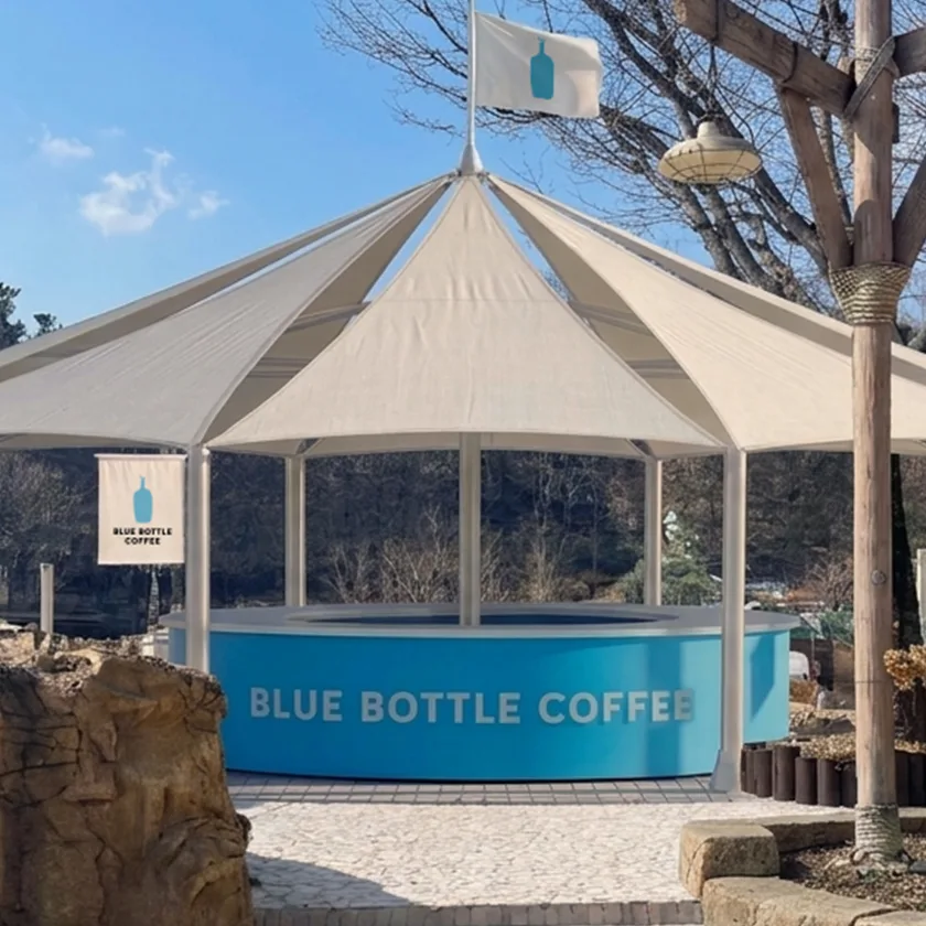 ブルーボトルコーヒー 聖水店 — 青空と白い天幕のコーヒー売店