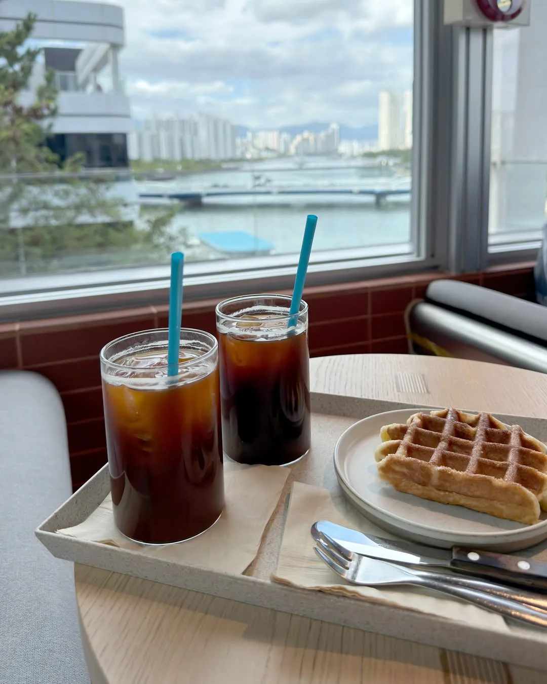 ブルーボトルコーヒー 聖水店 — 窓辺のコーヒーとワッフル