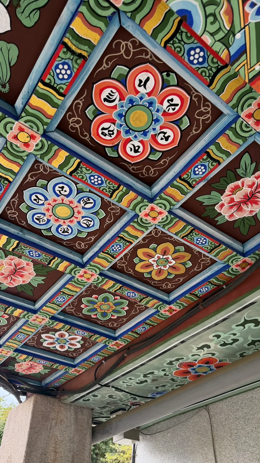 奉恩寺 — 花文様で彩られた格天井
