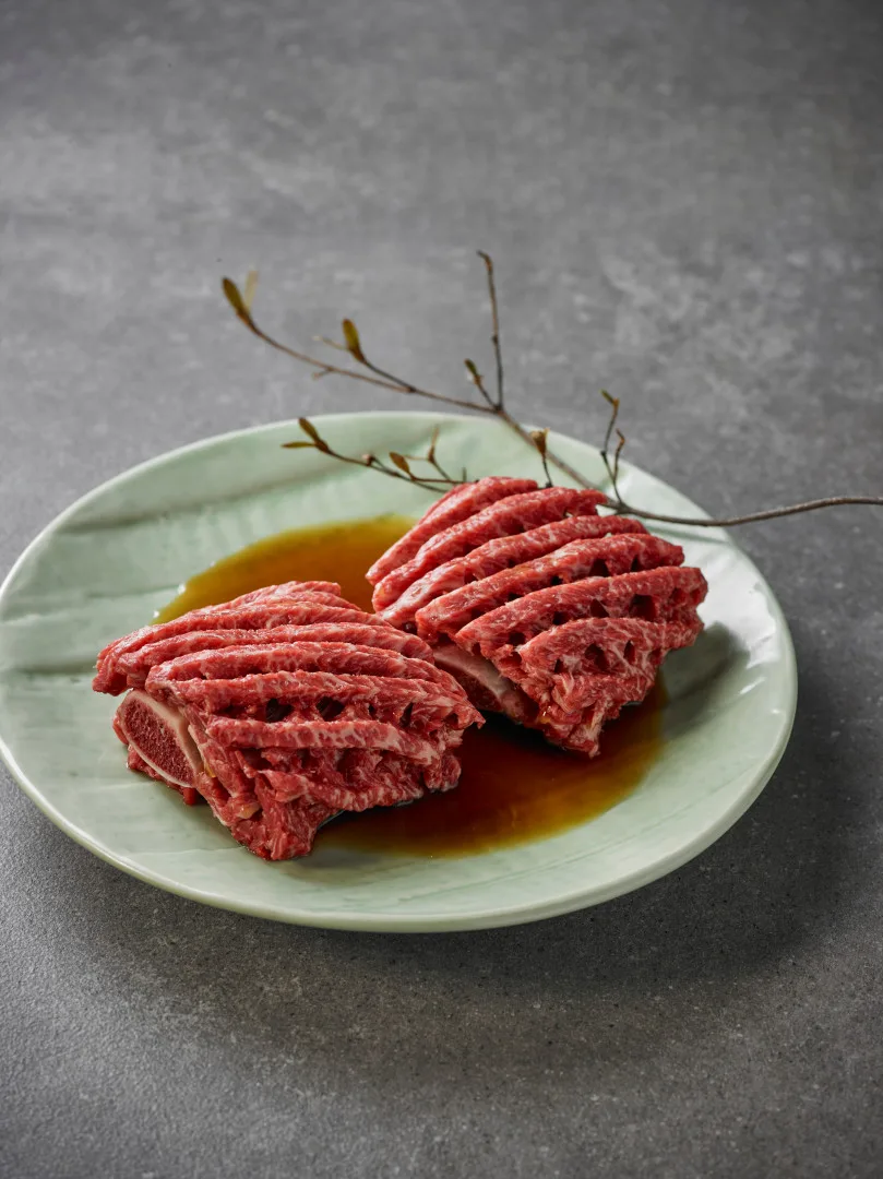 骨付き肉を開いた生肉皿