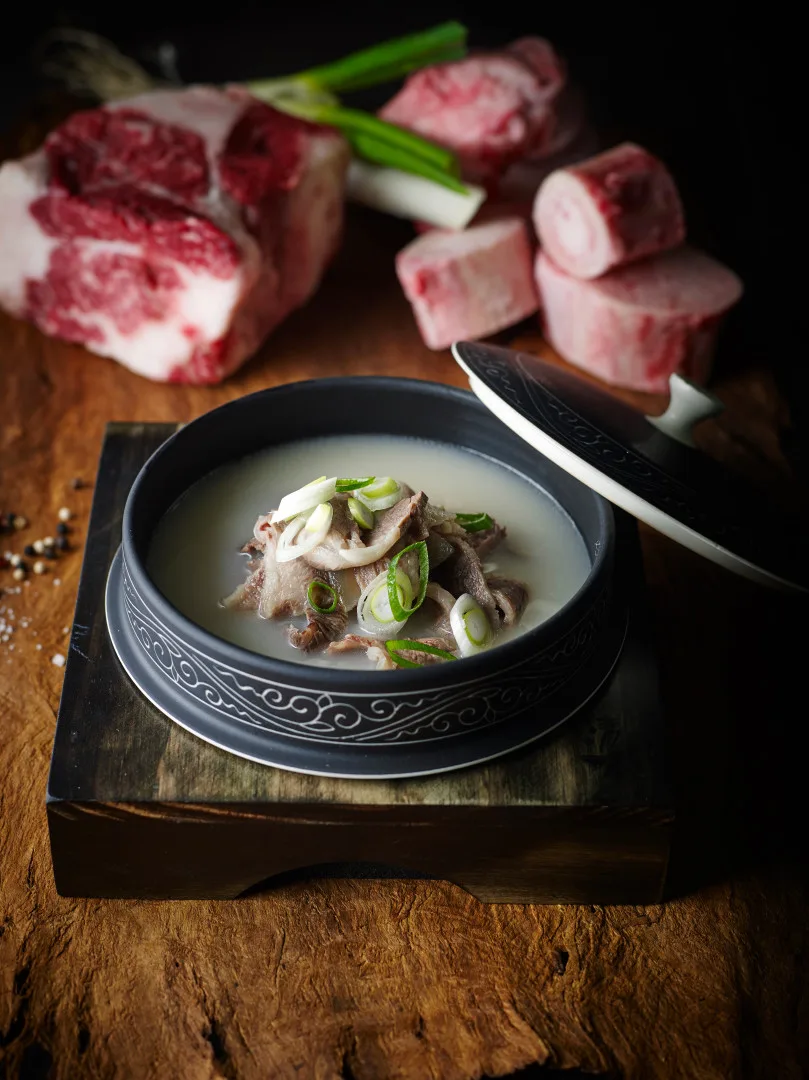 白濁スープに浮かぶ牛肉と葱