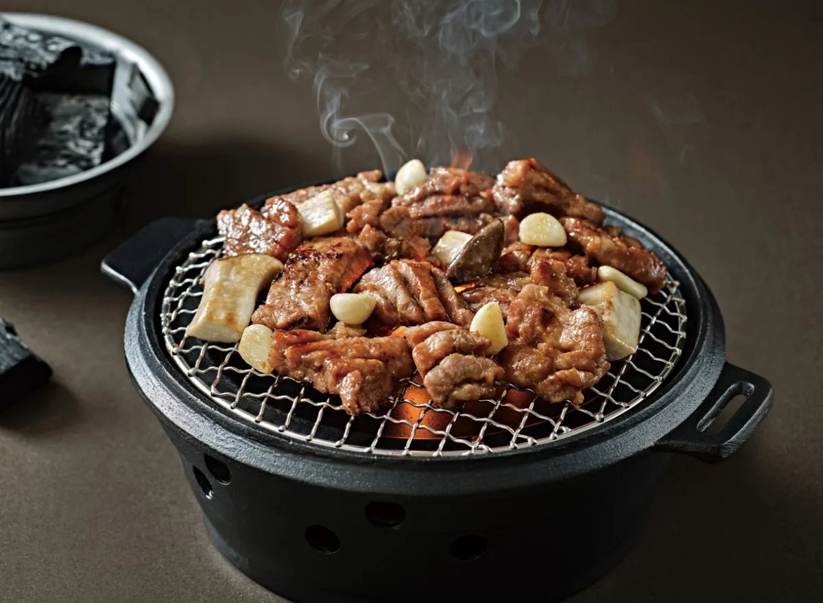 本平壌 芳荑本店 — 網焼きで煙を上げる味付け肉