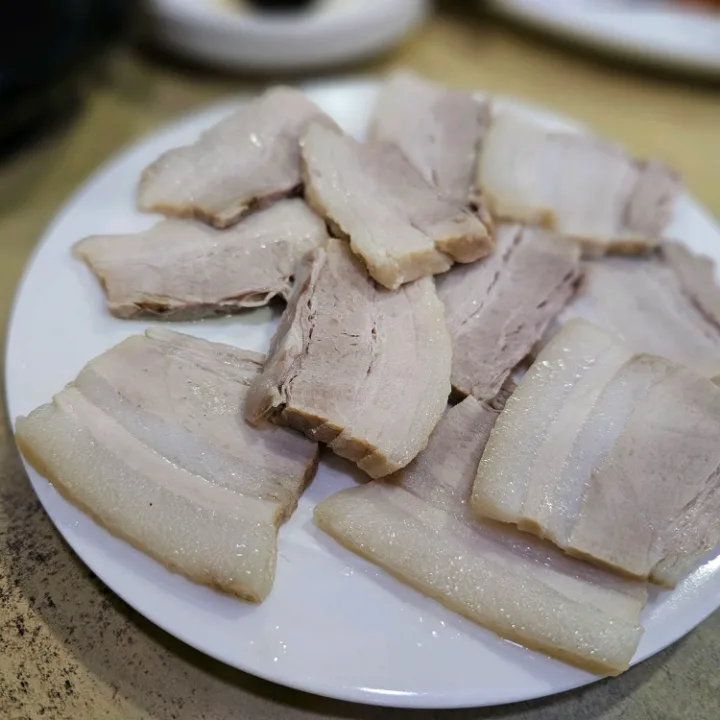 白皿に盛った厚切りゆで豚