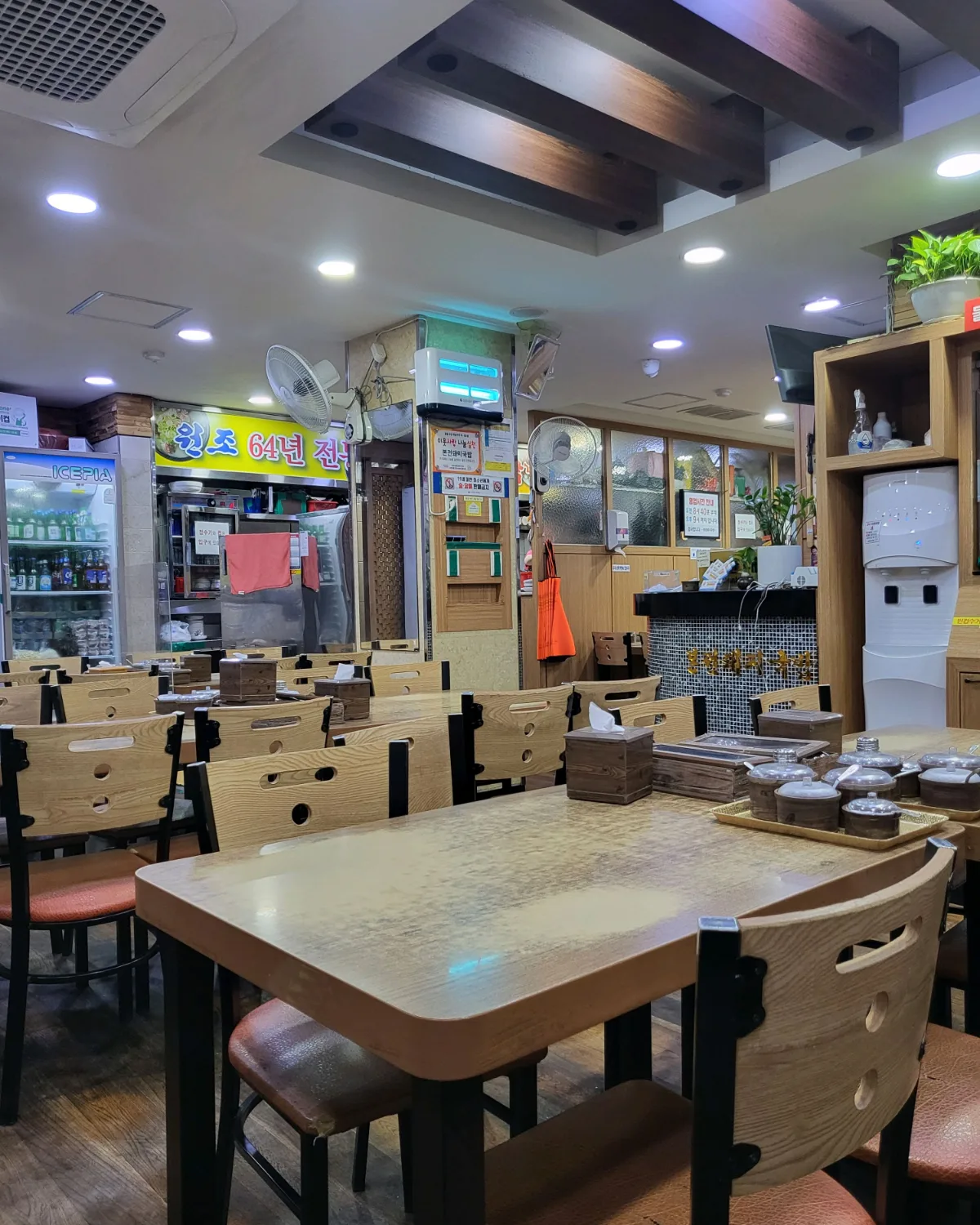 ポンジョン・テジクッパ — 木製テーブルが並ぶ店内