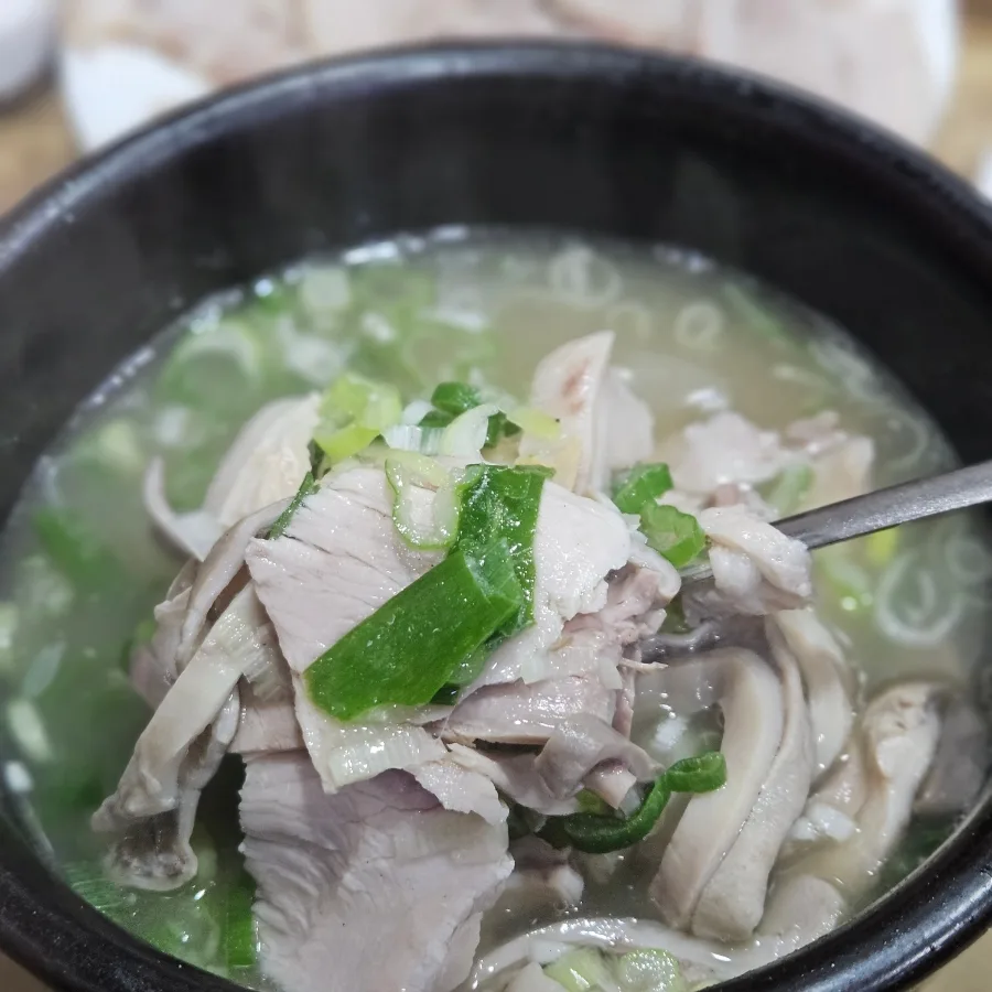 スプーンですくった豚肉とねぎ