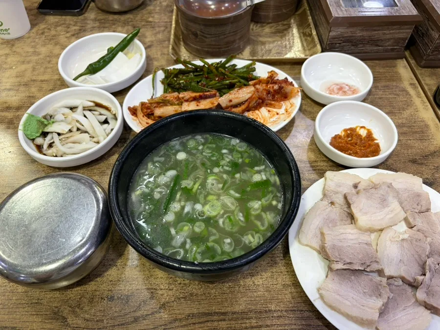 豚肉とスープが並ぶ食卓