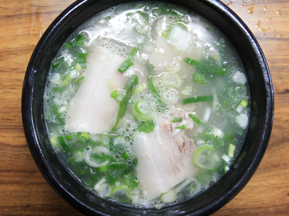 豚肉とねぎのスープを真上から