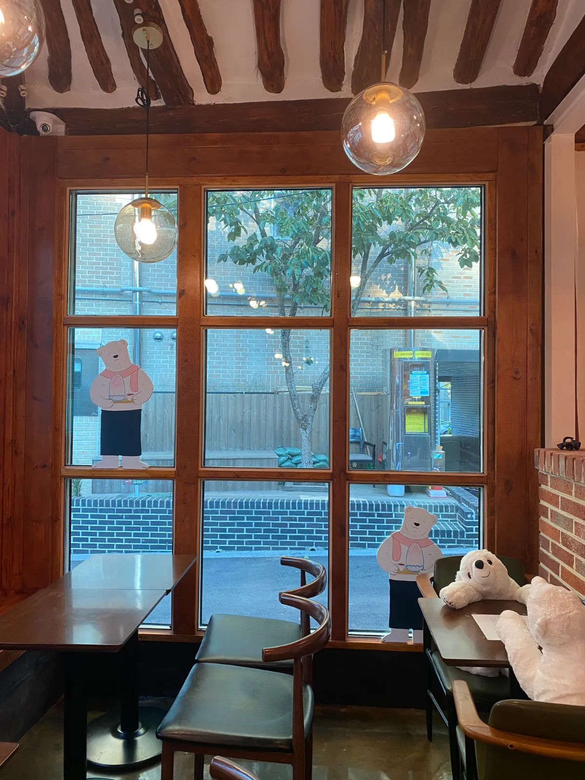 プビン 北村店 — 窓辺のシロクマ装飾と木製テーブル席