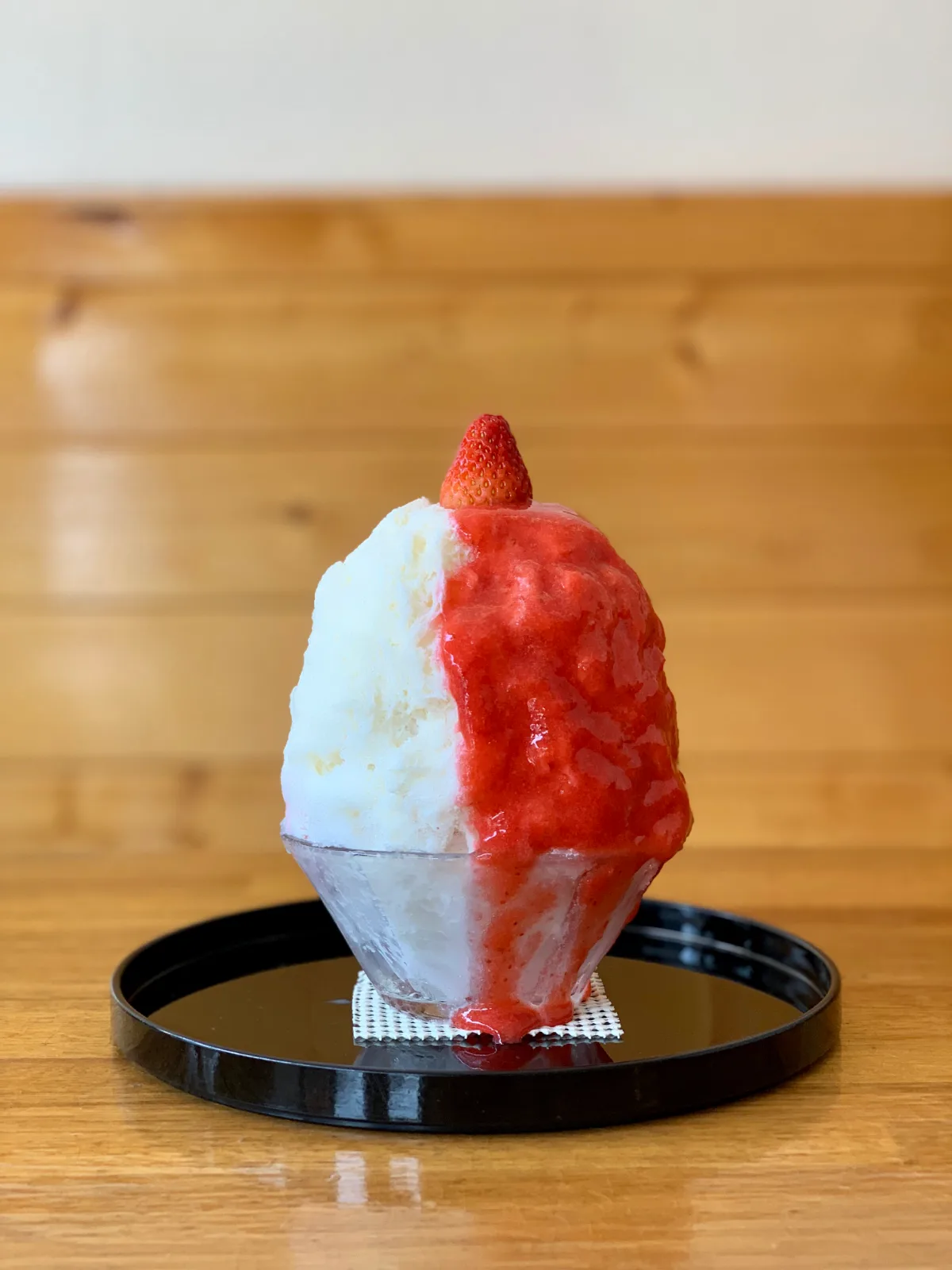 プビン 北村店 — 苺を乗せた紅白のかき氷
