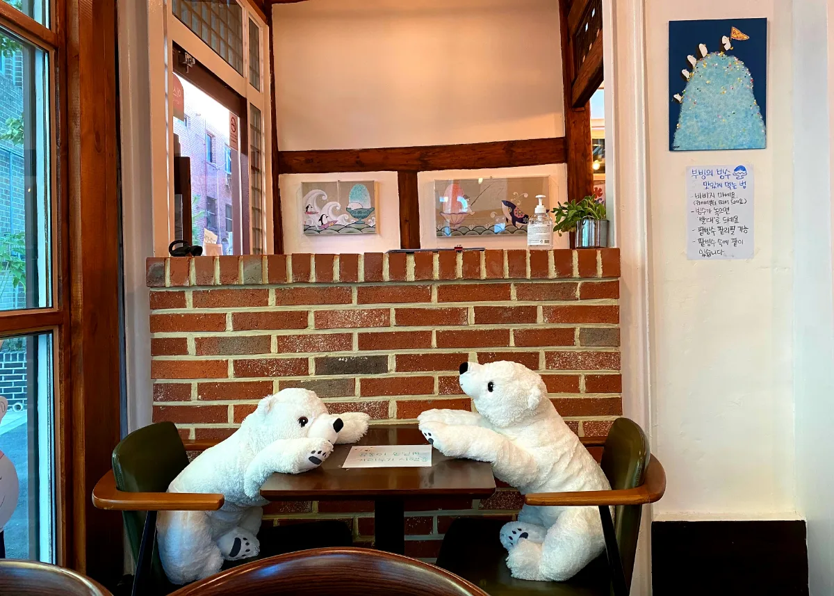 向き合って座る二体のシロクマのぬいぐるみ