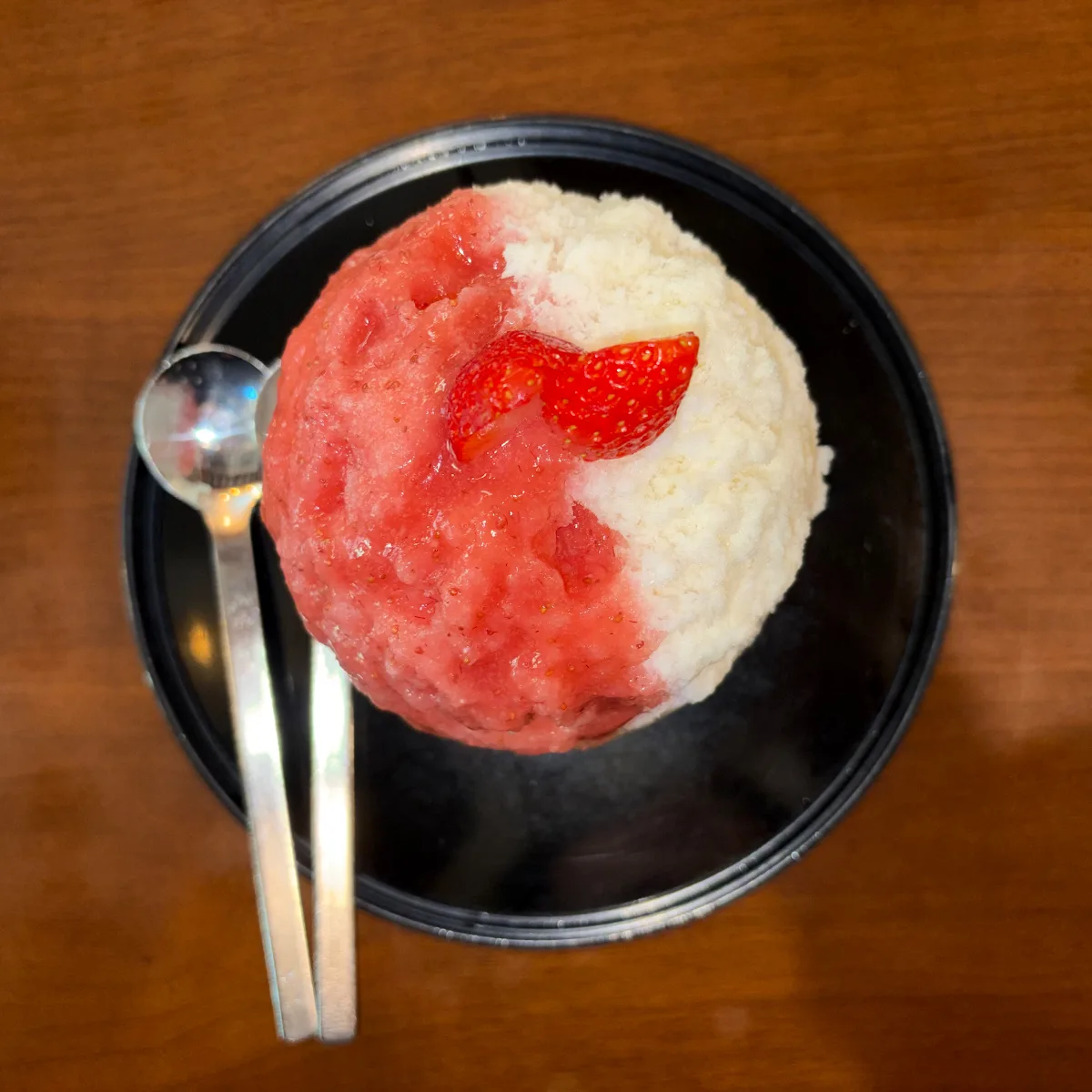 プビン 北村店 — 白と赤の氷、いちごのスライス添え