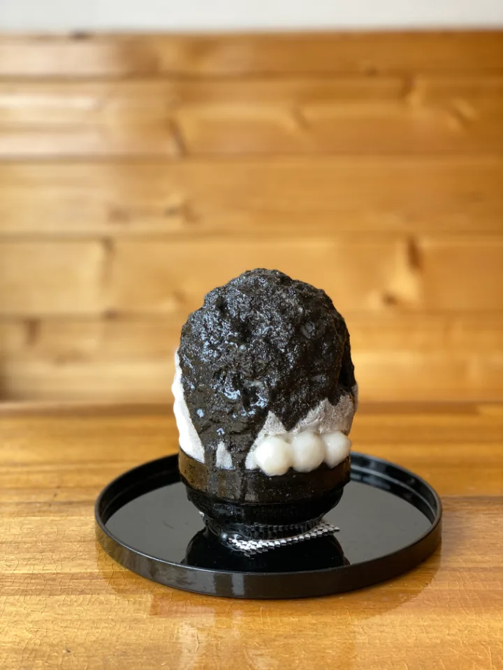 黒ごまがけの黒いかき氷と白玉