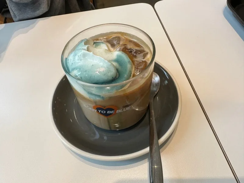 青いクリームが浮かぶアイスコーヒー