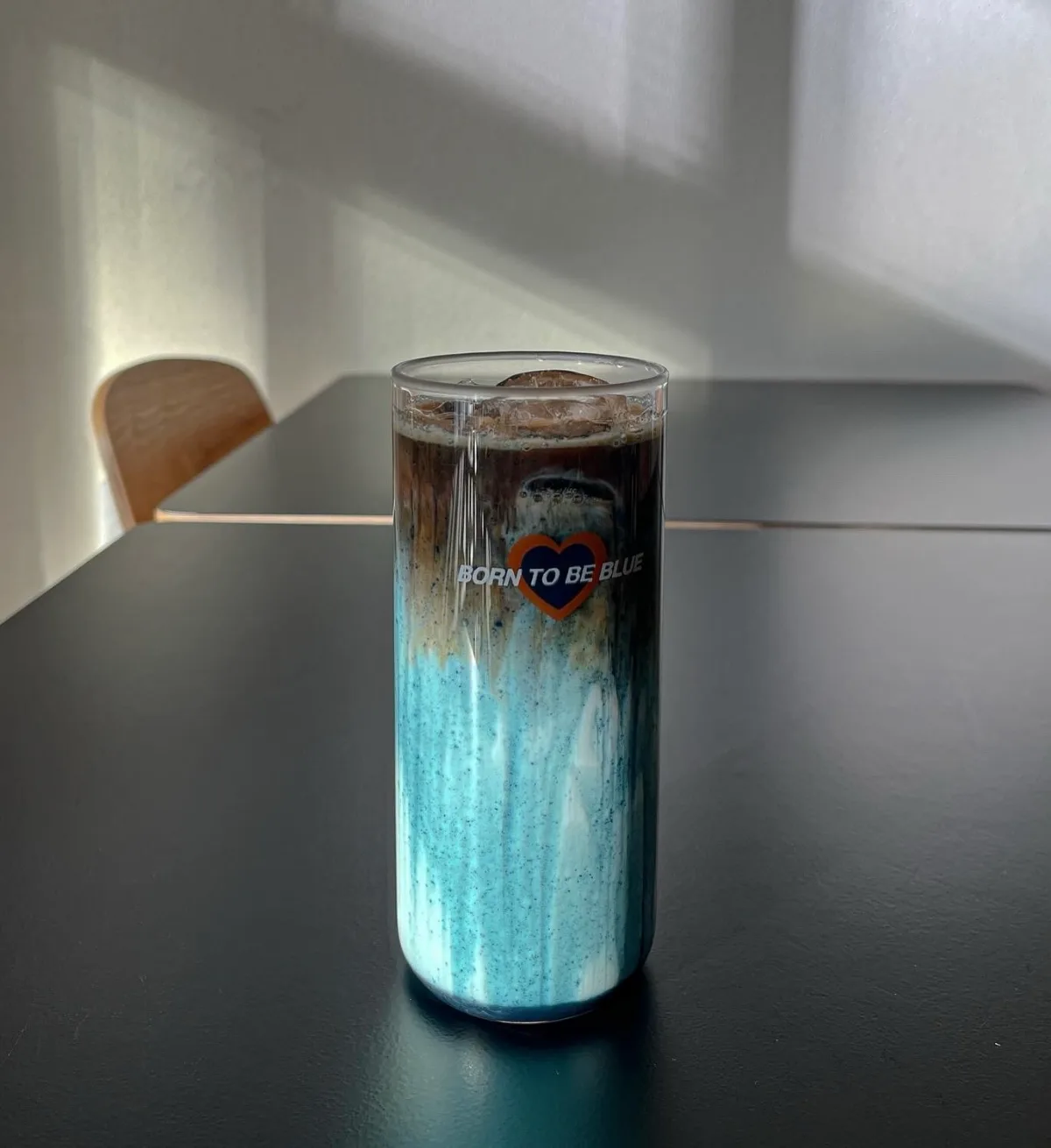 BORN TO BE BLUE — 青いミルク層のコーヒー