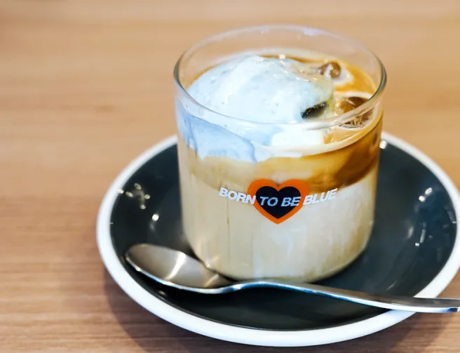 BORN TO BE BLUE — 青いクリームをのせたアイスコーヒー