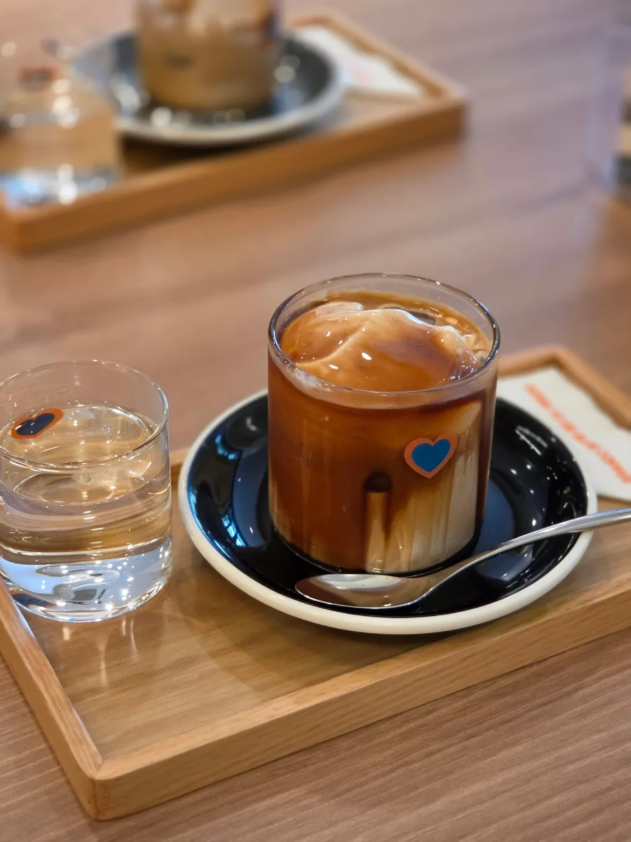 クリームをのせたシグネチャーコーヒー