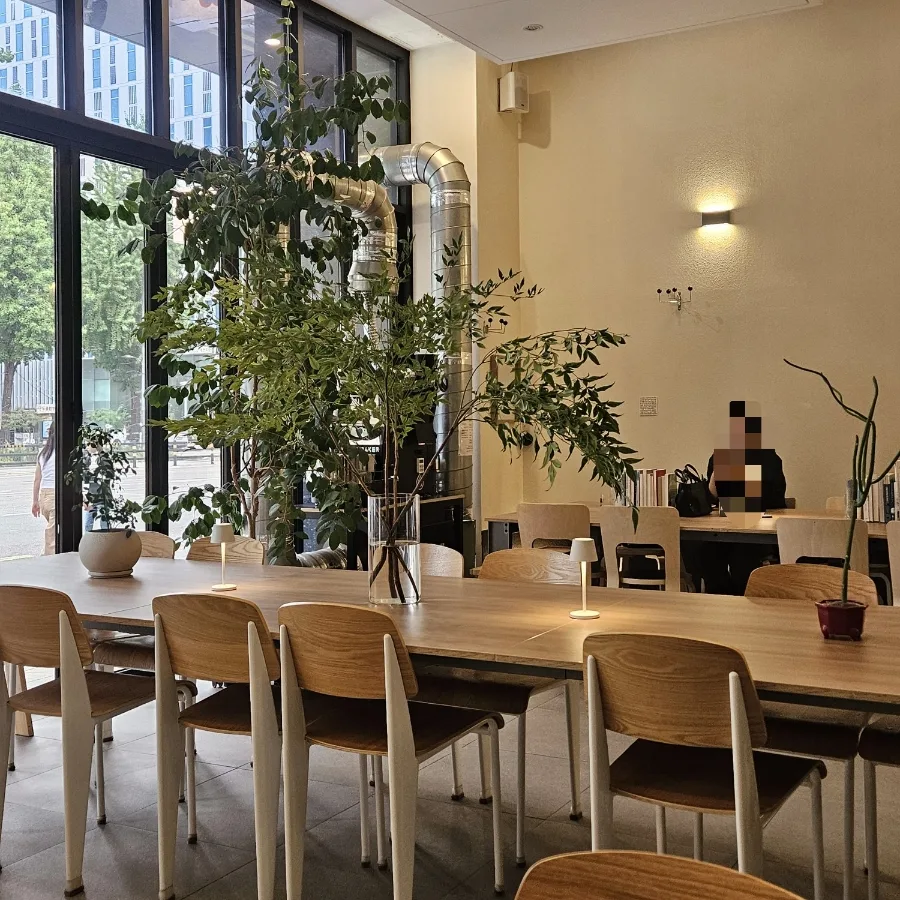 大きな木のテーブルが並ぶ店内