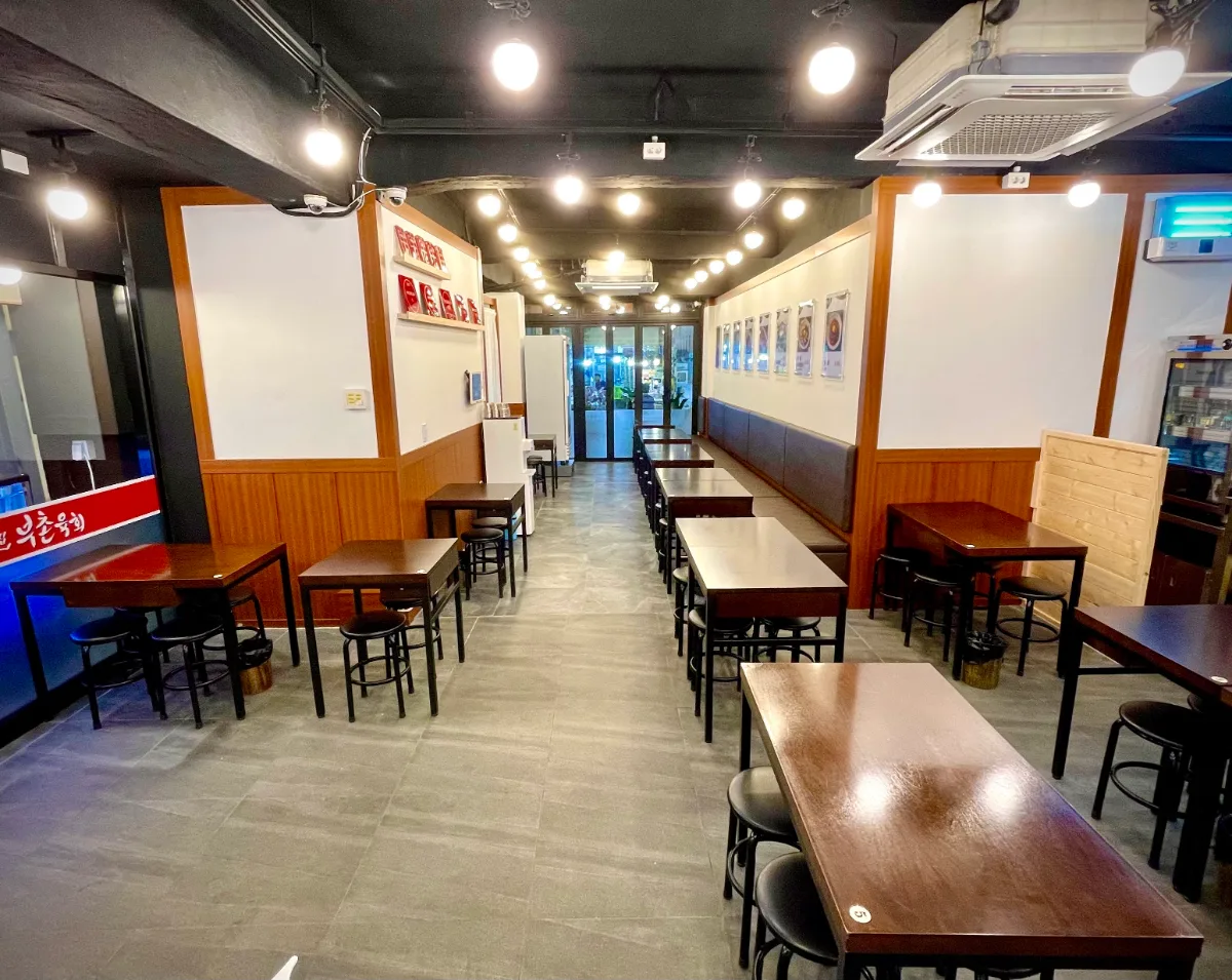 プチョンユッケ 本店 — 奥へ続く木製テーブル席