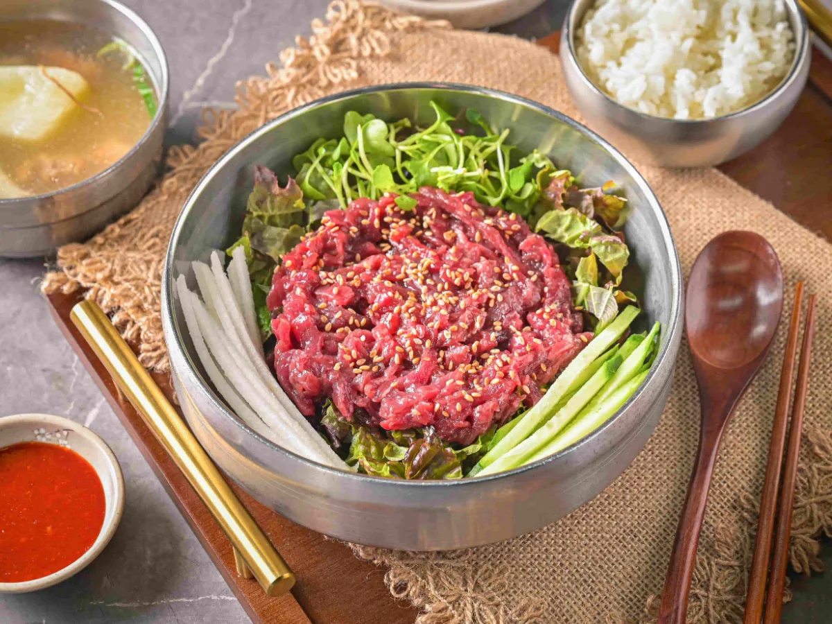 葉野菜と梨を添えたユッケ