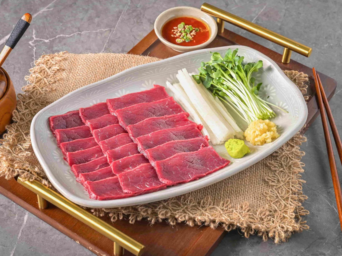牛刺しと梨や薬味の盛り合わせ