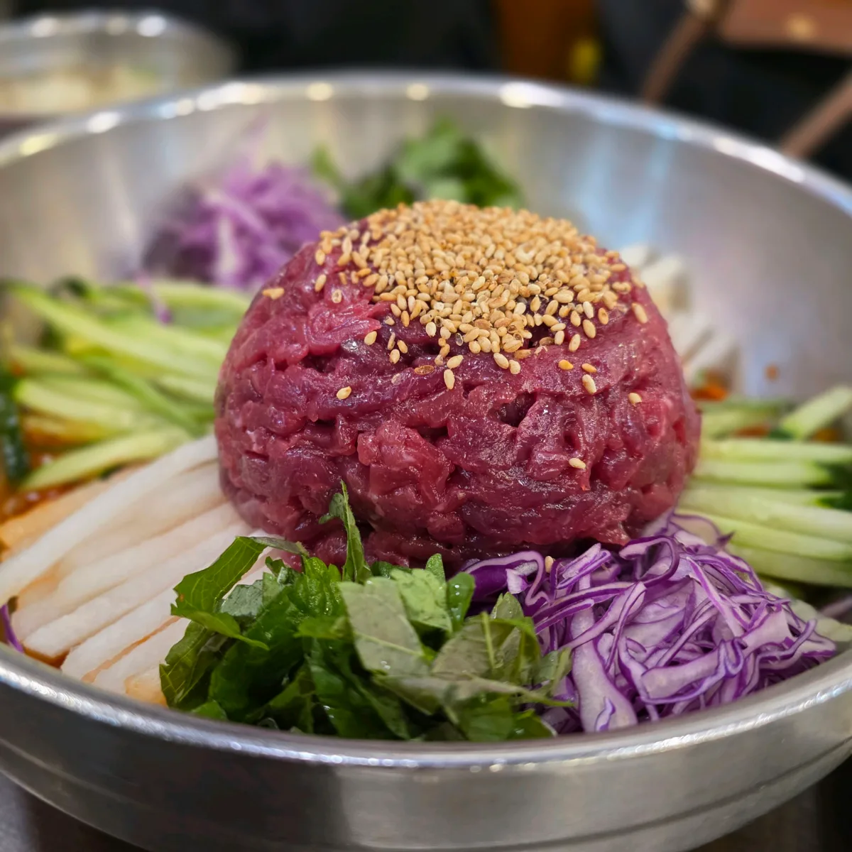 野菜に囲まれたごま入りユッケ
