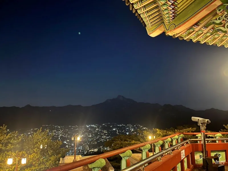 丹青の軒下から望む山並みと夜景