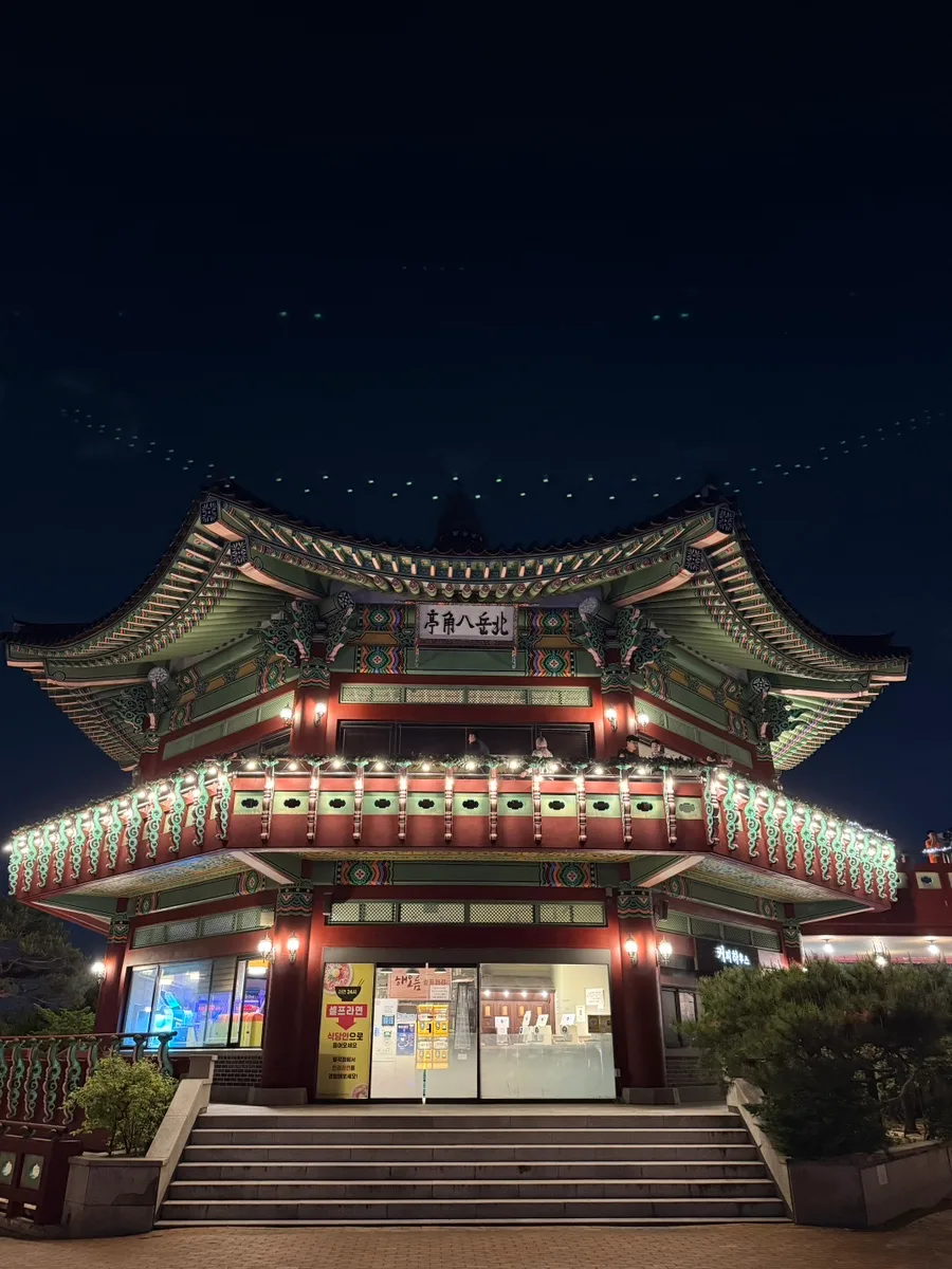 北岳八角亭 — 夜に輝く北岳八角亭