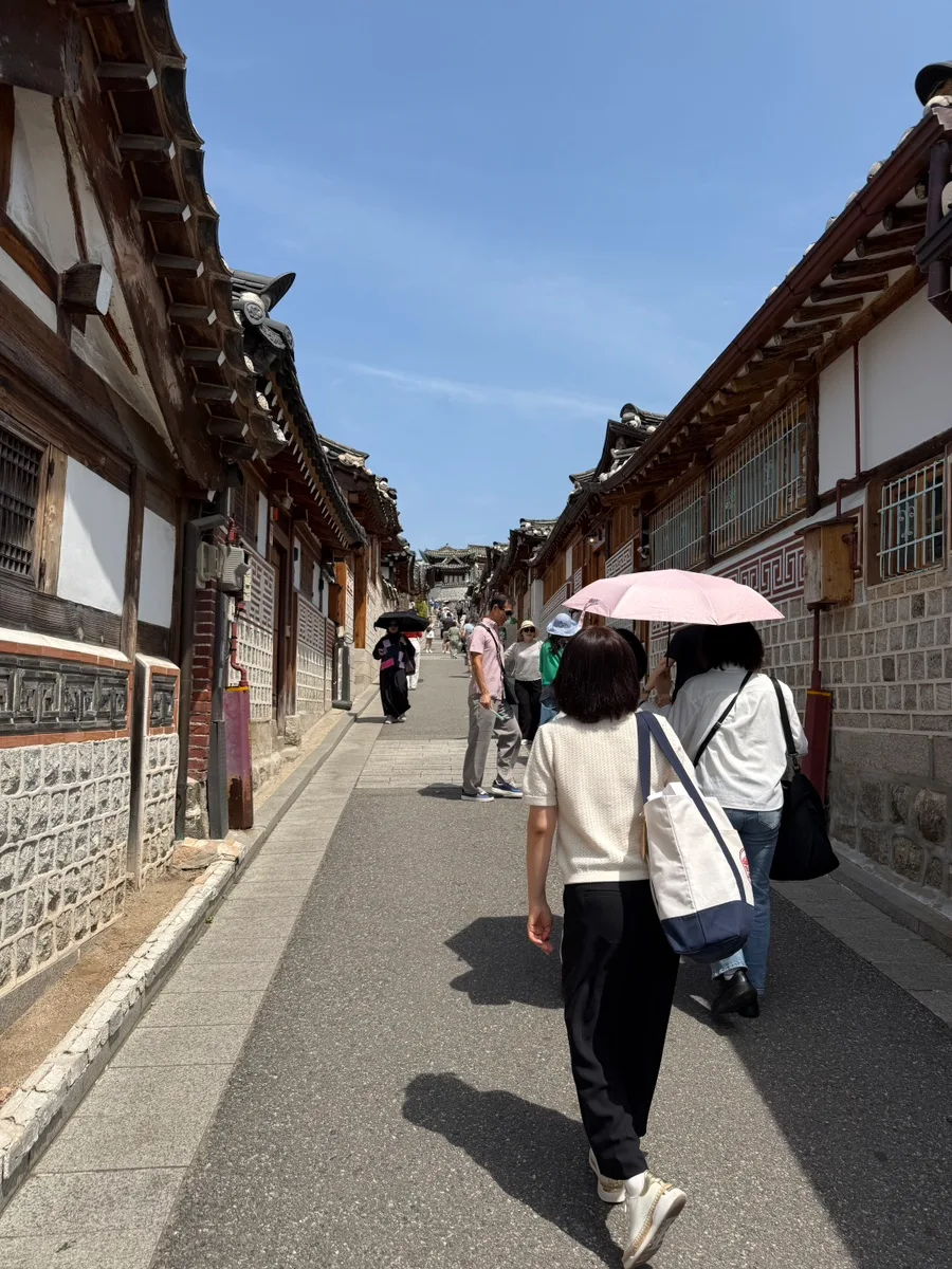 北村韓屋村 — 観光客が歩く韓屋の坂道
