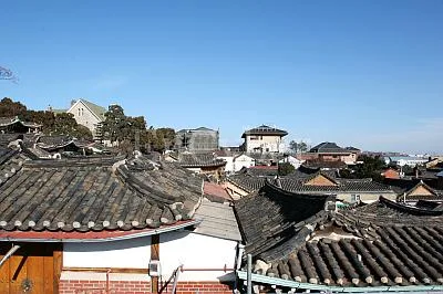 瓦屋根が重なる北村の眺め