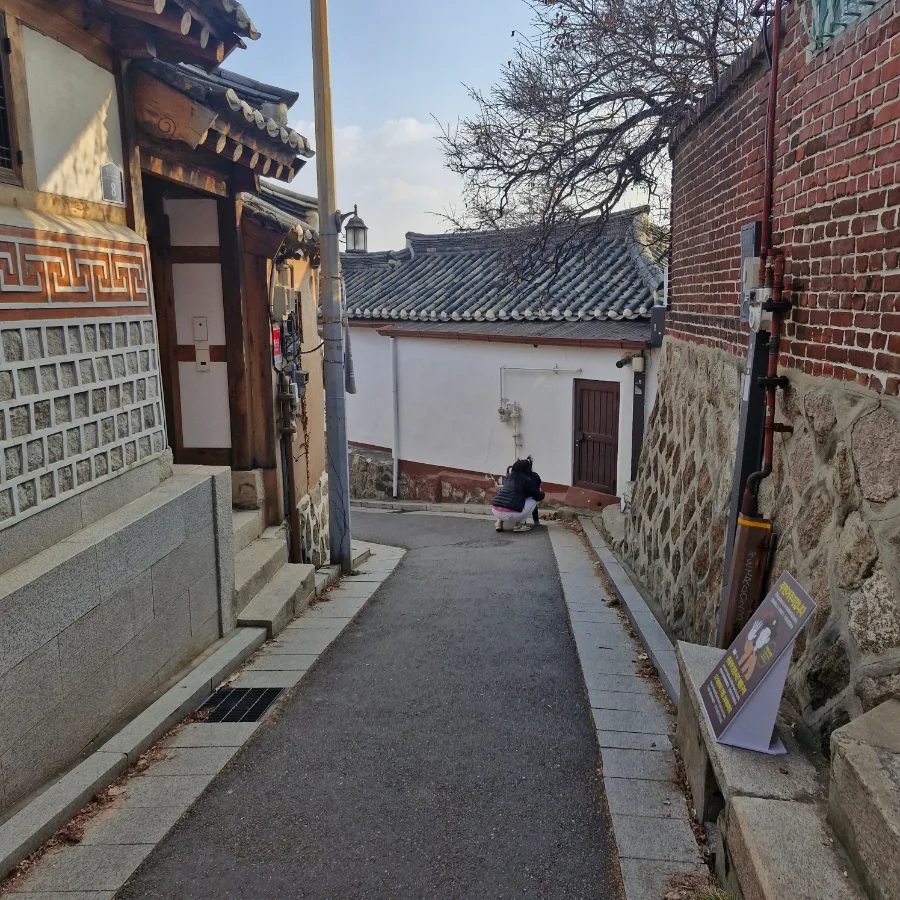 北村韓屋村 — 瓦屋根へ下る細い路地
