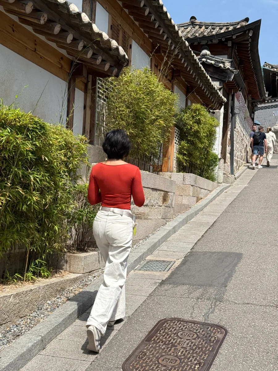 竹垣沿いの韓屋の坂道