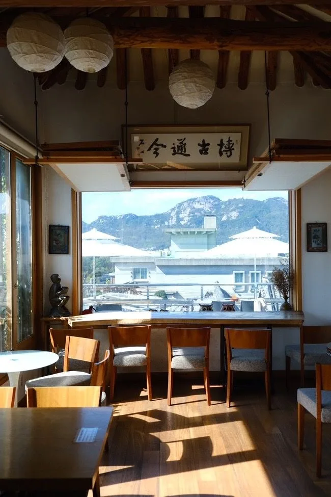 北村東洋文化博物館 — 北村の韓屋が見える窓辺