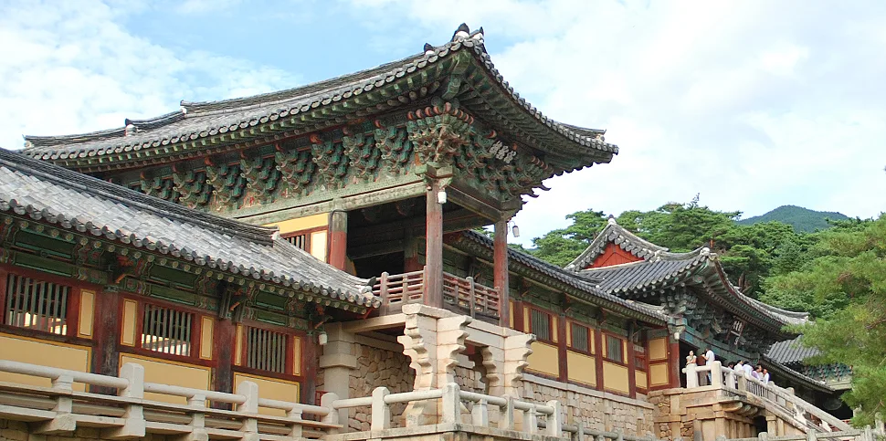 石造基壇に建つ彩色伽藍
