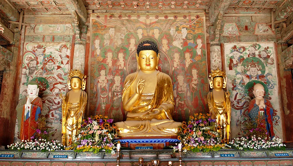 仏国寺 — 壁画を背に並ぶ金色の仏像