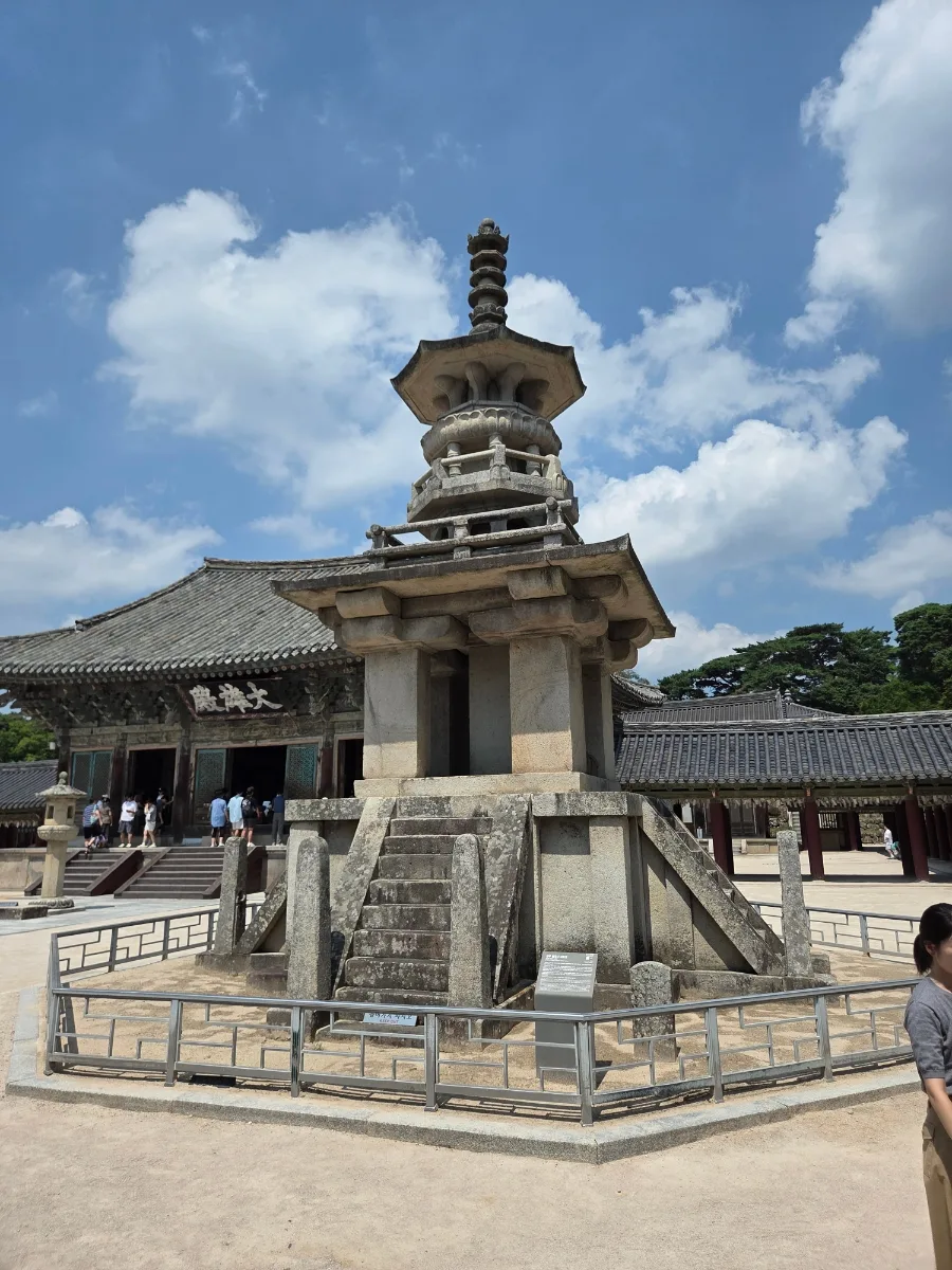 青空に立つ多宝塔