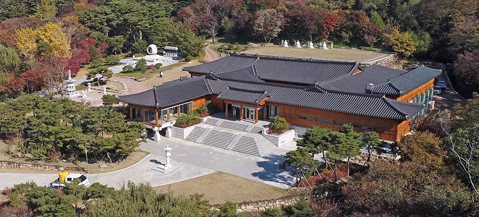 紅葉に囲まれた寺院建築