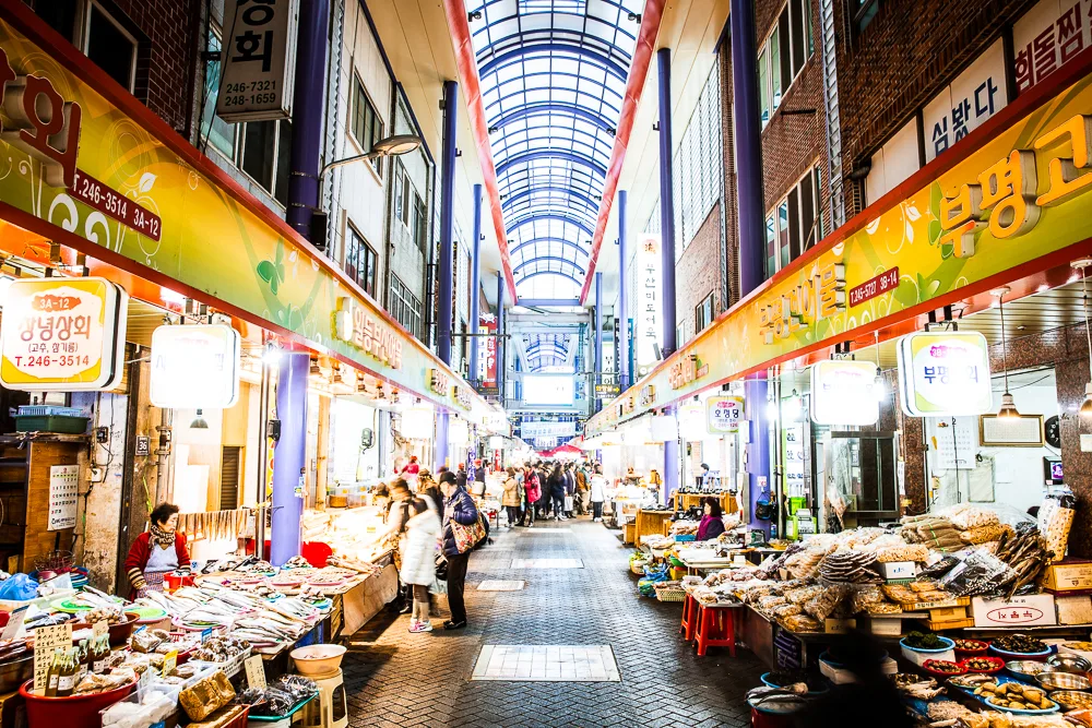 乾物店が並ぶ市場通路