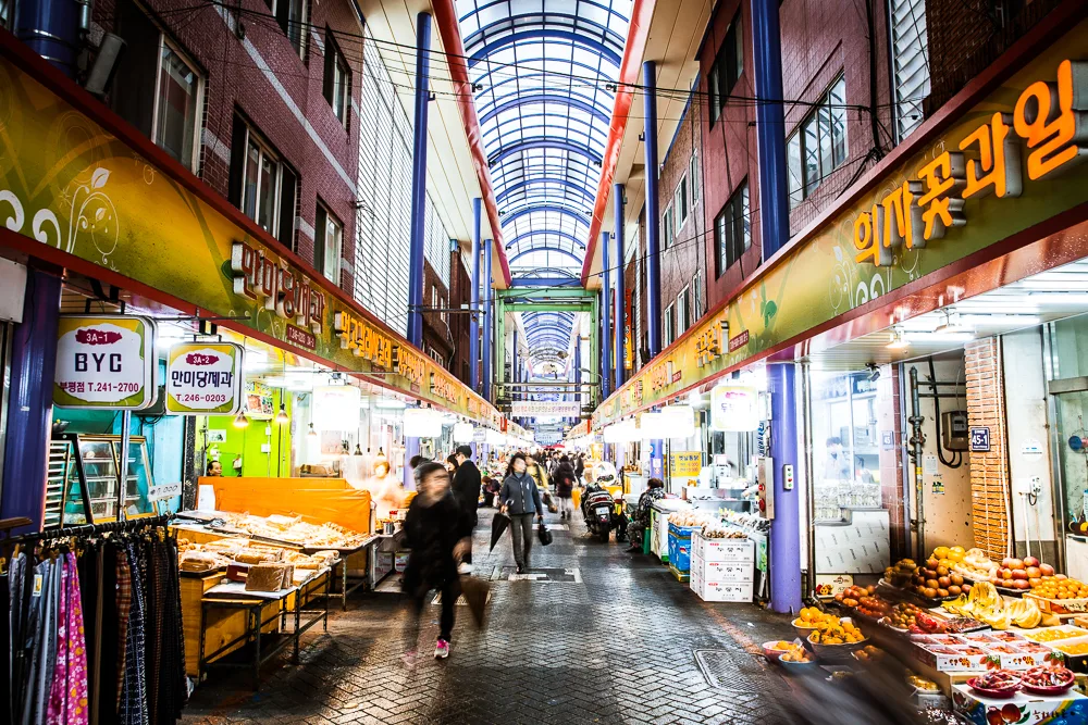 富平カントン市場・夜市 — 青い屋根と果物店の通路