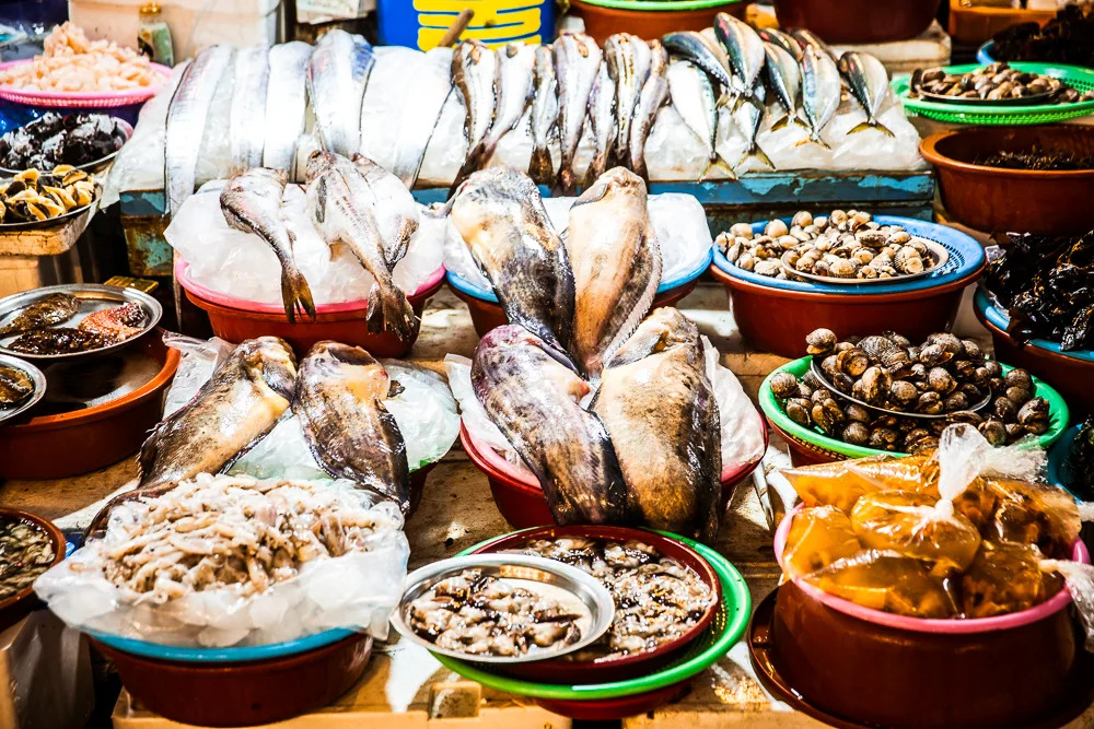 富平カントン市場・夜市 — 魚介が並ぶ鮮魚売り場