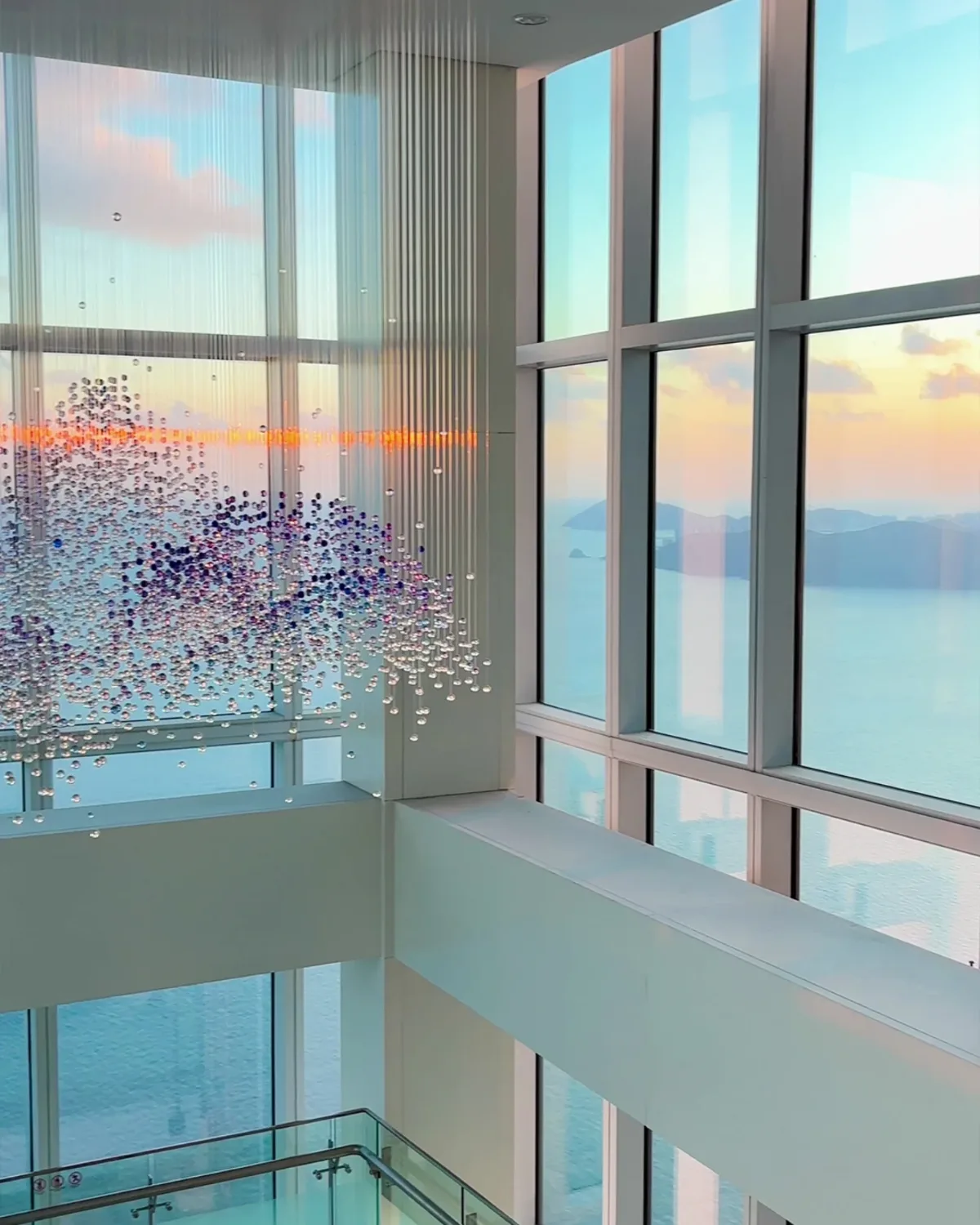 BUSAN X the SKY — 海を望むガラス作品の吹き抜け