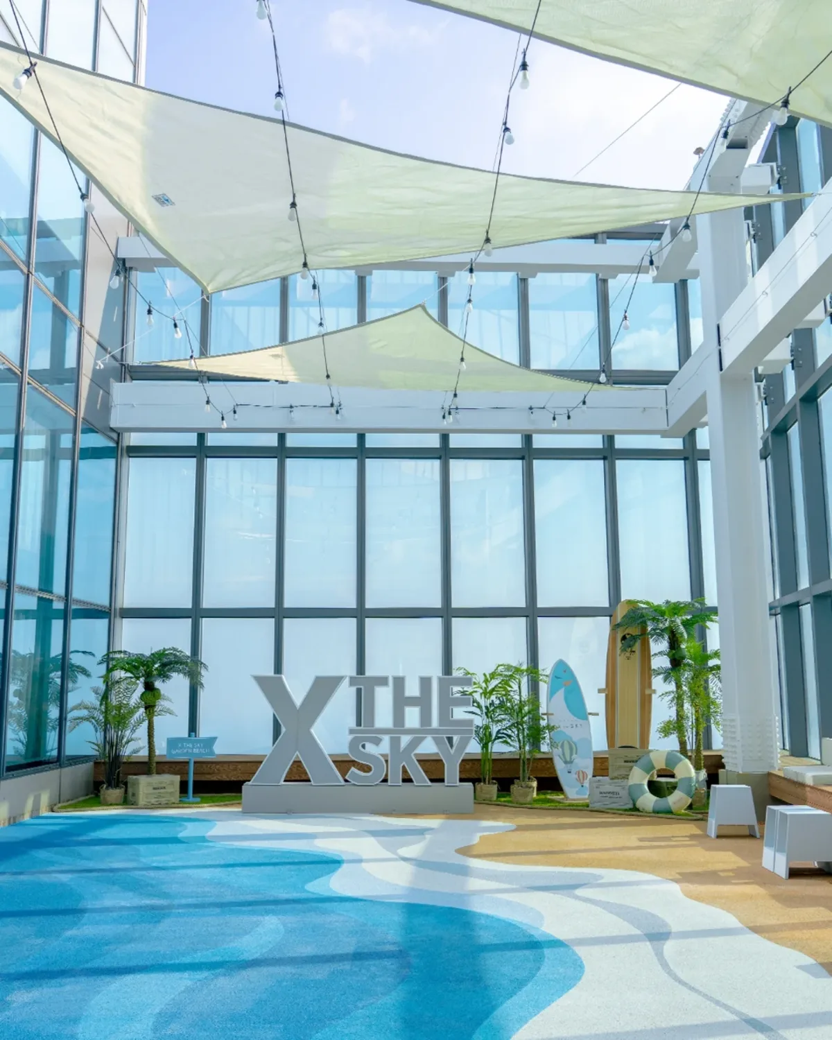 BUSAN X the SKY — 青い床と帆布の屋内テラス
