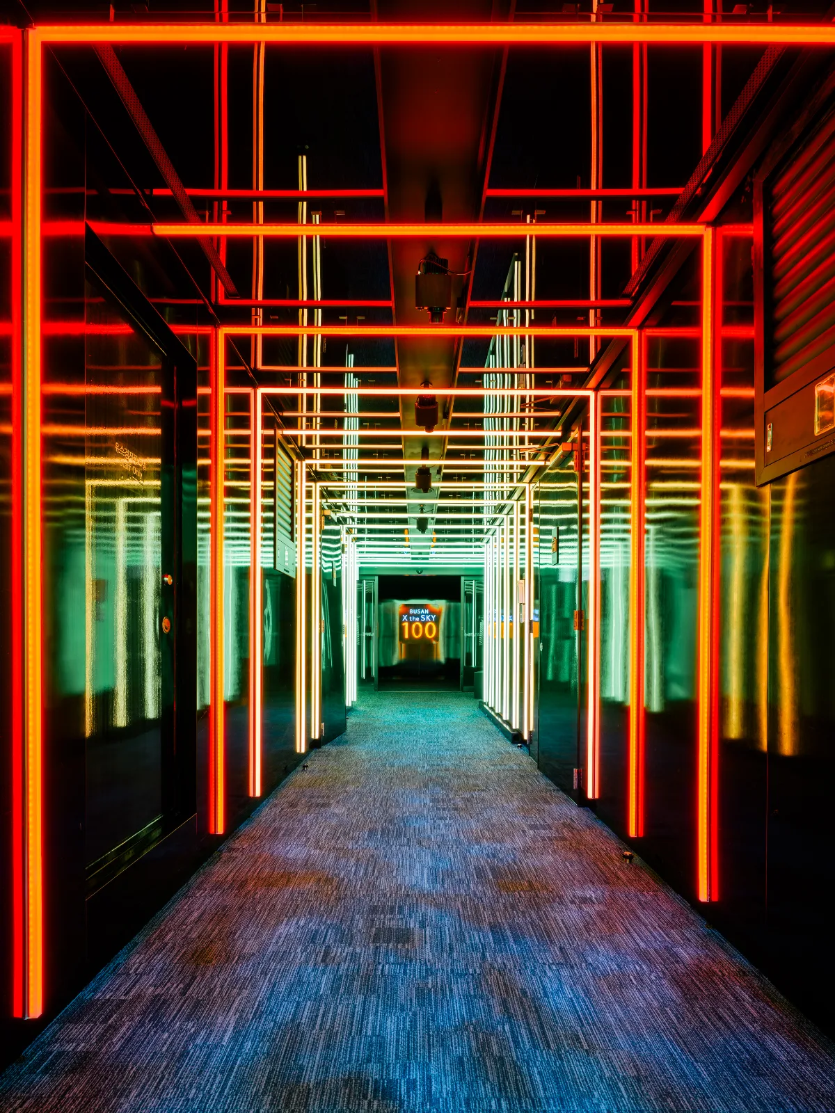 BUSAN X the SKY — 赤い光が連なる通路