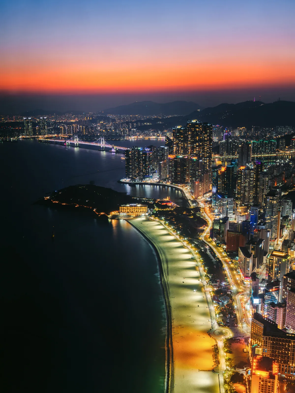 BUSAN X the SKY — 夕焼けと海雲台の夜景