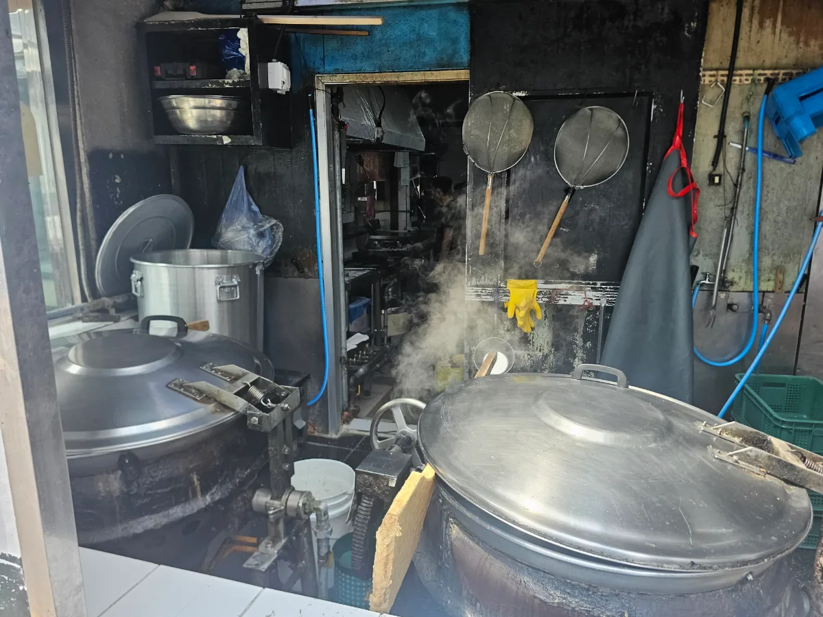 湯気を上げる大釜