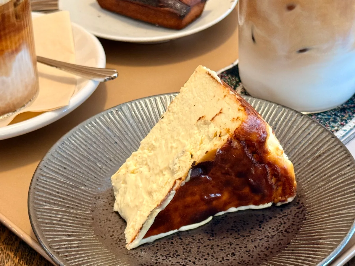 Cafe Armoire 建大店 — 焼き色のついたチーズケーキ
