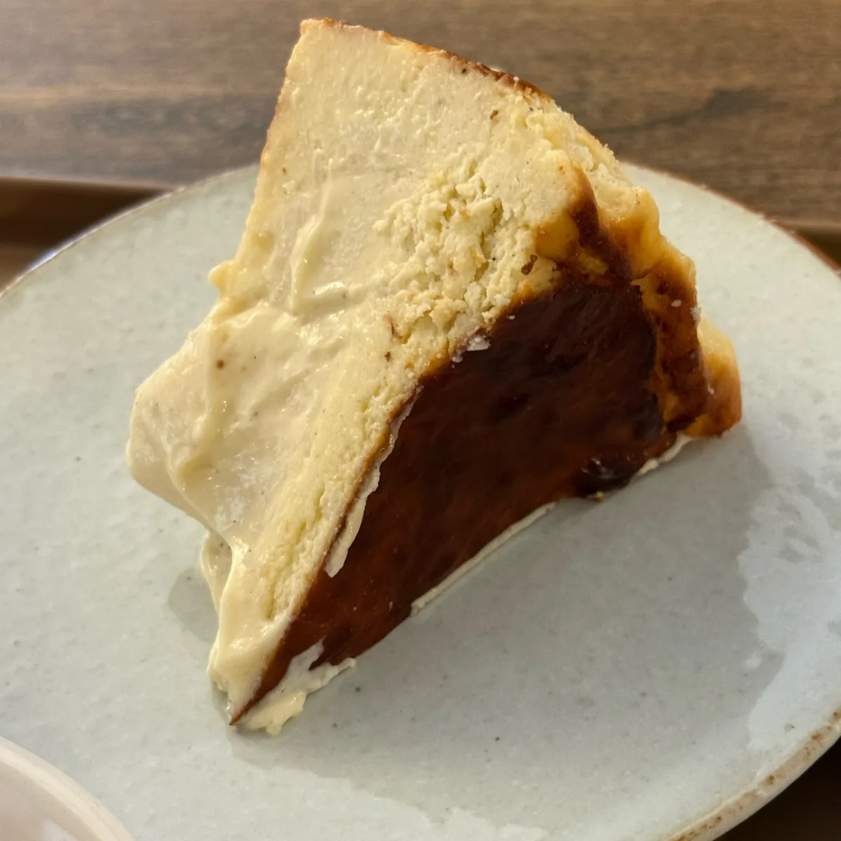 クリームを添えたチーズケーキ
