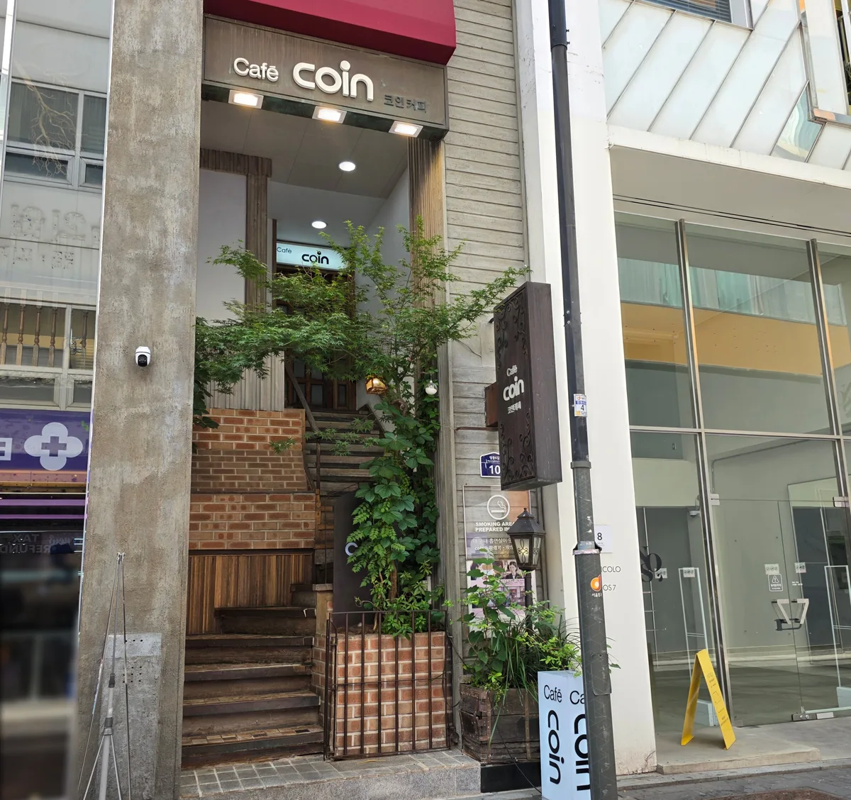 Cafe Coin 明洞1号店 — 階段が見えるカフェコインの入口