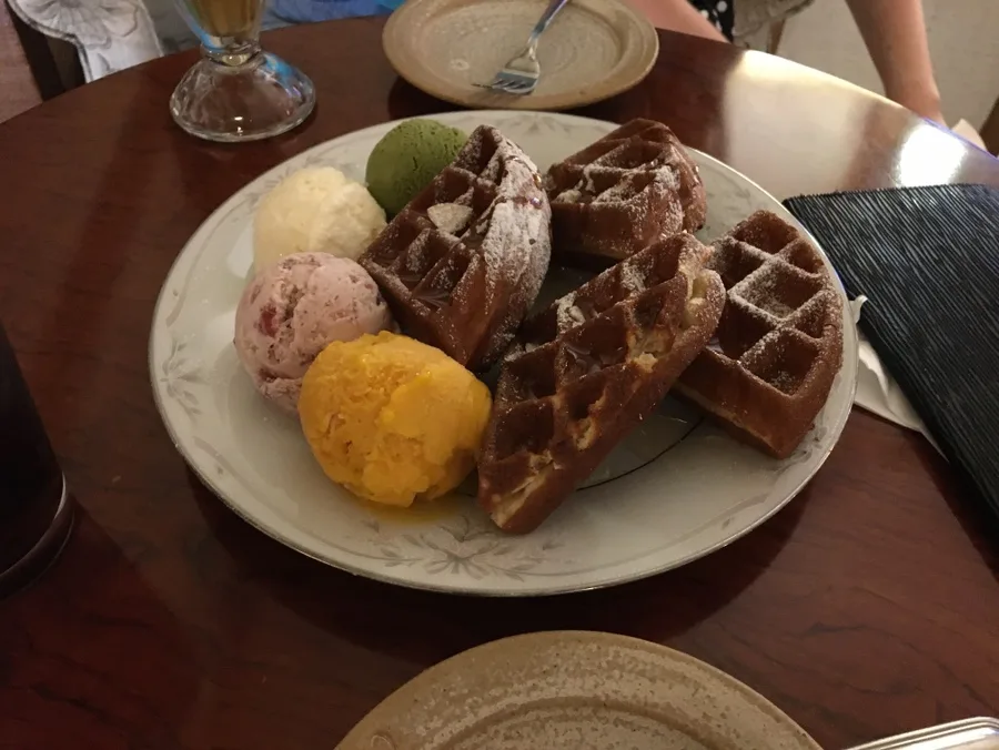 Cafe Coin 明洞1号店 — ワッフルと色とりどりのアイス